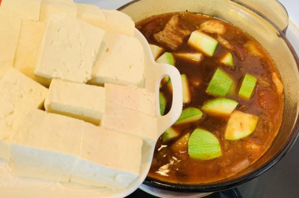 倒入配菜 倒入配菜