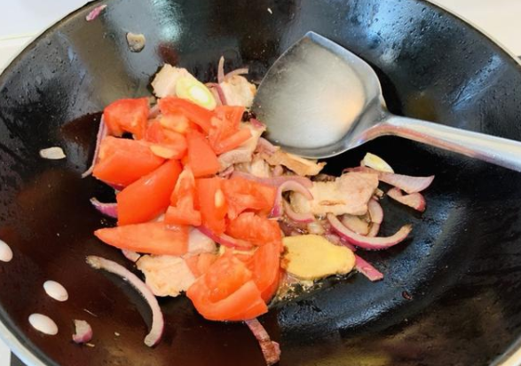 翻炒韓式大醬湯食材 翻炒韓式大醬湯食材