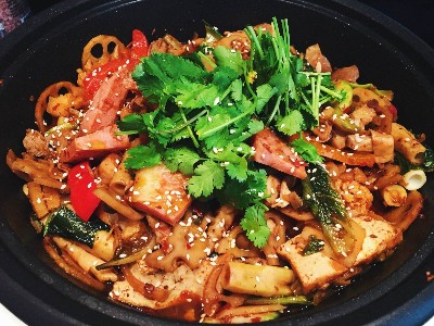 一道麻辣香鍋，滿足你的口腹之欲